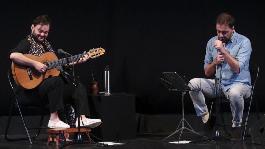 Yamandu Costa (izquierda) y Antonio Zambujo, ayer.  | IRMA COLLÍN