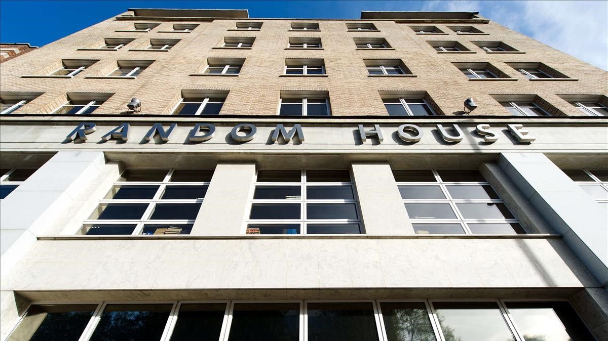 A picture shows the offices of publishers Random House in Central London on October 29  2012  Penguin and Random House are to merge to create a leading publisher of English-language books as the pair seeks to cut costs in the face of fast-rising ebook publishing  their parent groups announced  AFP PHOTO   LEON NEAL