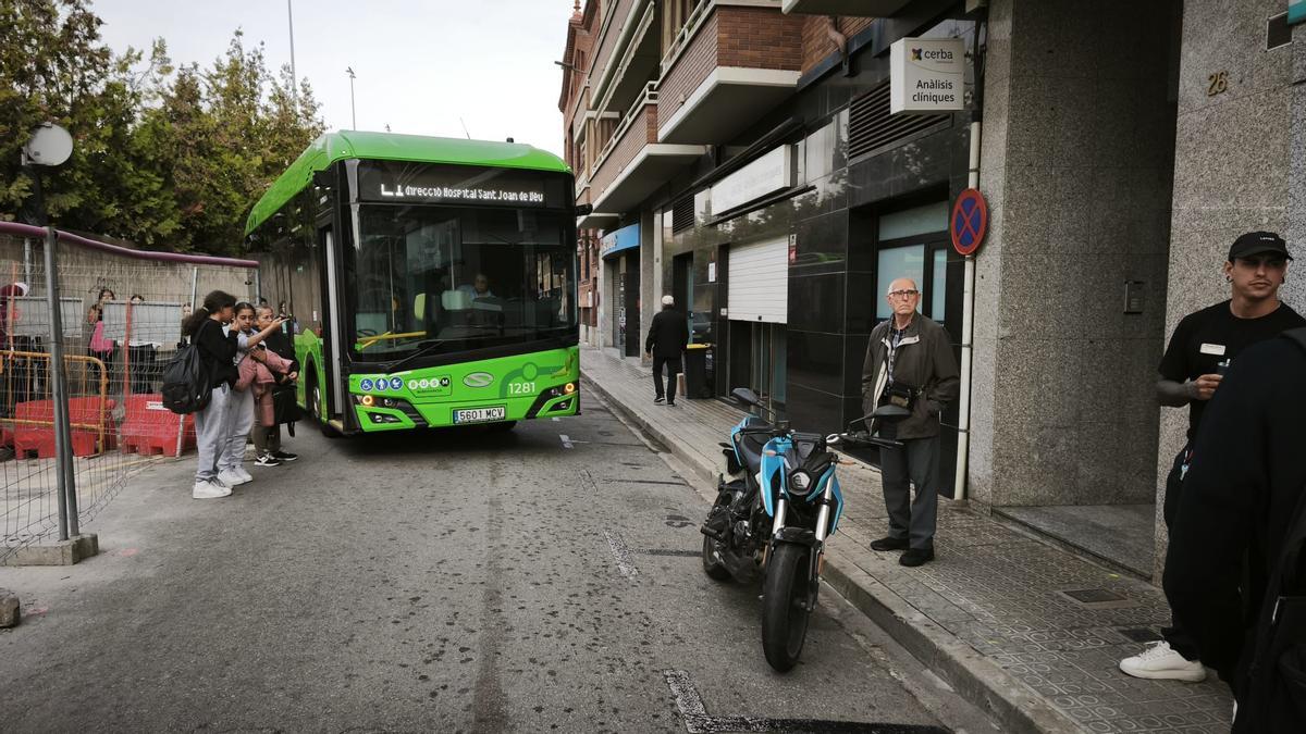Retencions a Manresa per una moto mal aparcada que impedeix passar un autobús