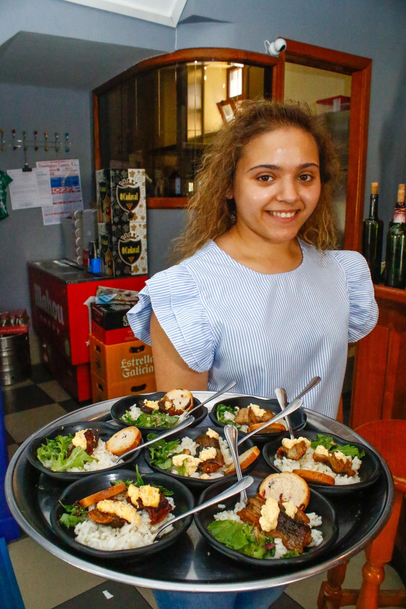 Así se preparan y saborean los pinchos gratuitos de anguila en Valga