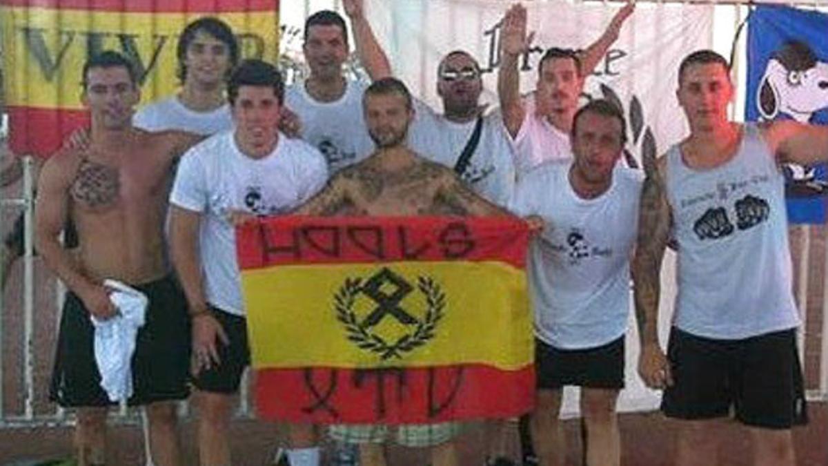 Fotografía publicada en Levante-EMV que muestra a varios miembros de Nuevas Generaciones del PP de Xàtiva en actitud fascista- (Levante-EMV).