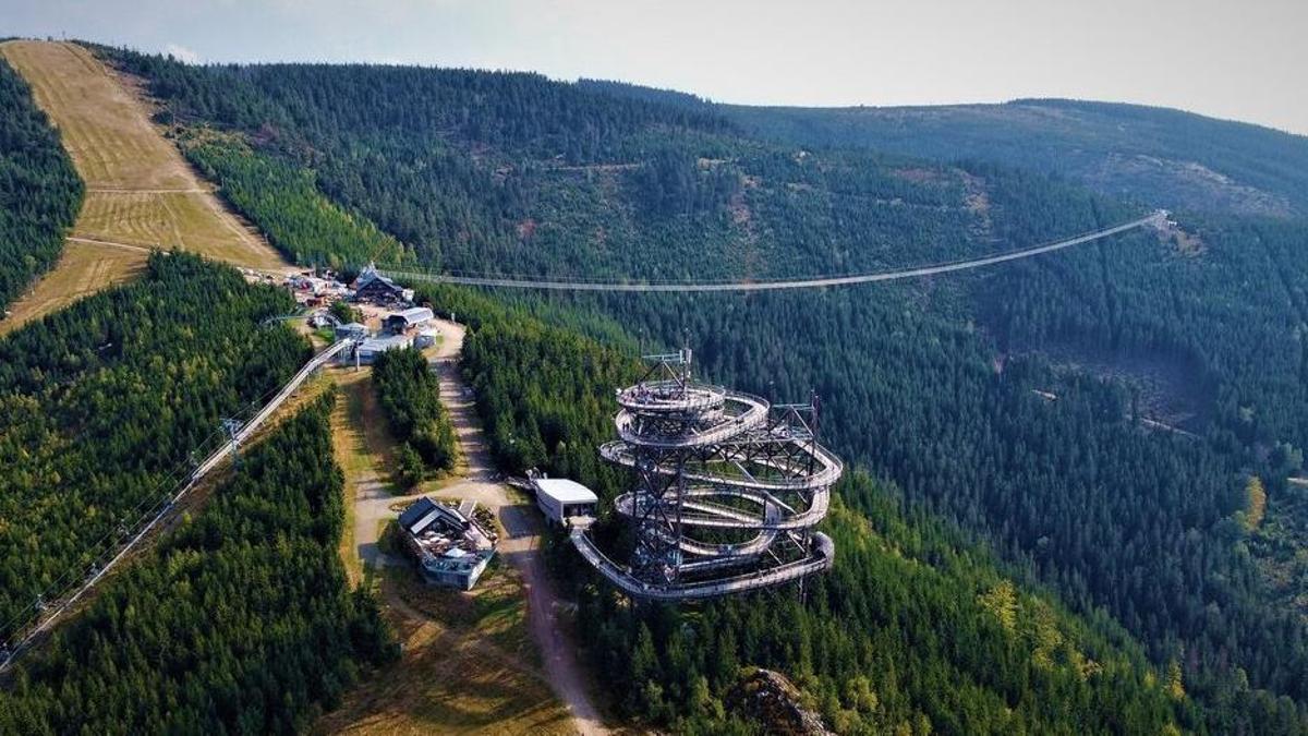 Vista del puente colgante que se convertirá esta primavera en el más largo del mundo.