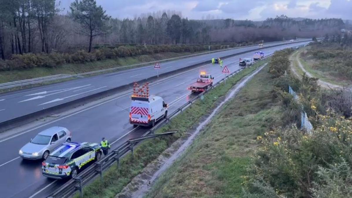 Efectivos de Emergencias en el lugar del accidente en Carballo.