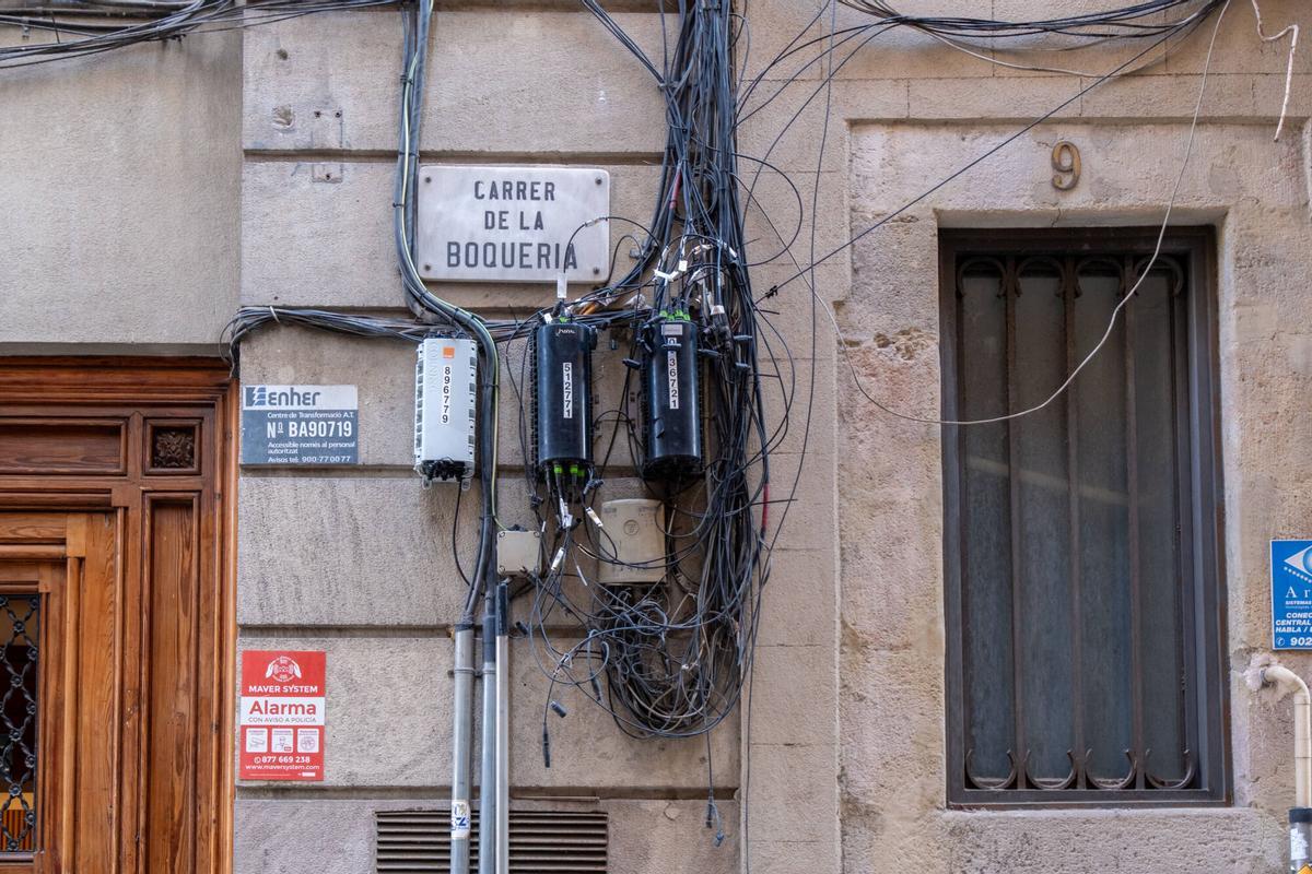 Cableado enmarañado en una fachadas de la calle de la Boqueria, en el barrio Gòtic de Barcelona.