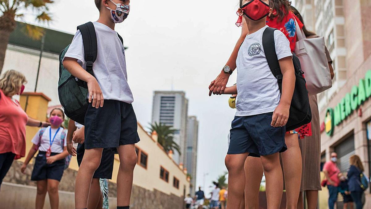 Varios alumnos a la entrada de un colegio en Santa Cruz de Tenerife.