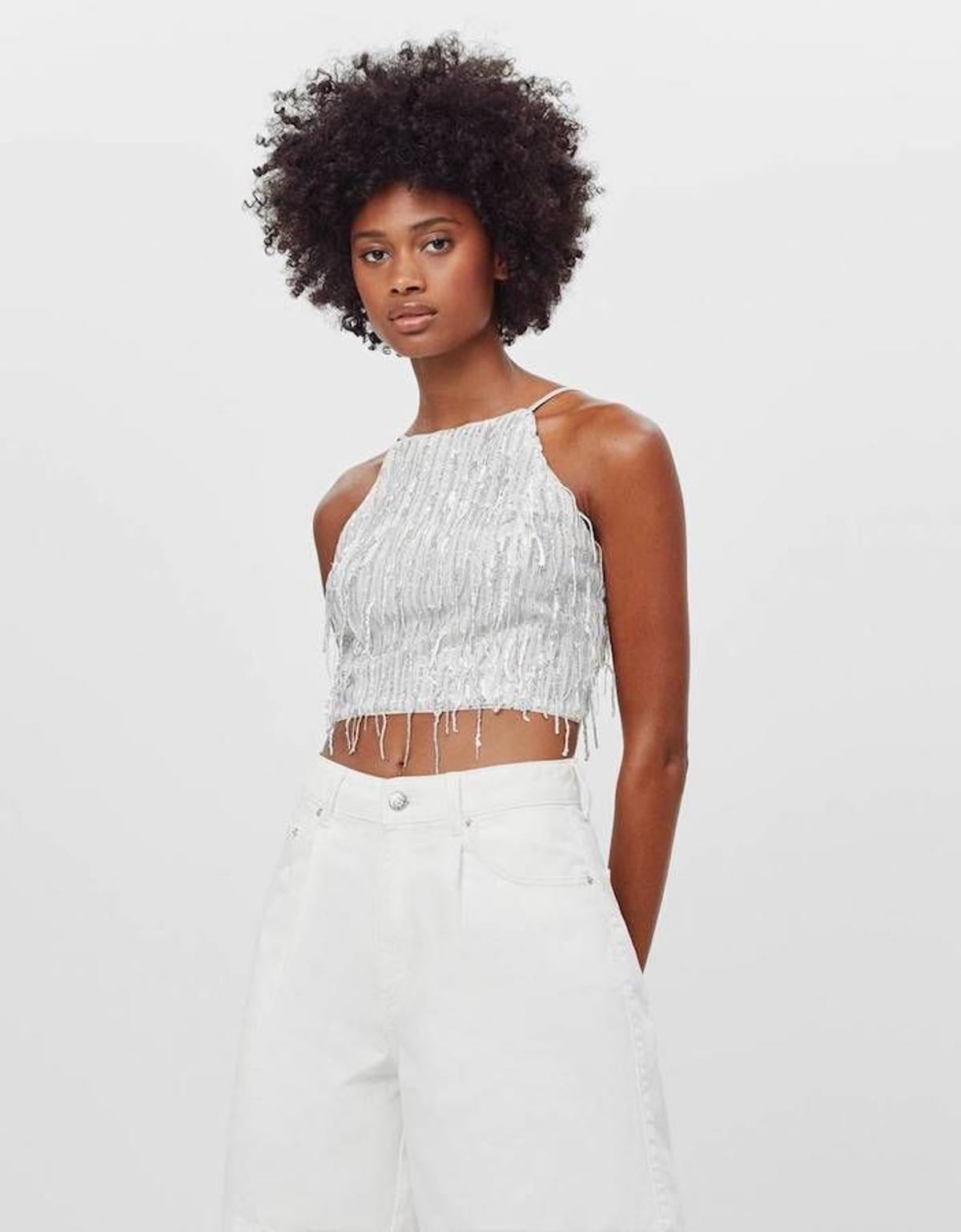 El top cropped de flecos metalizado