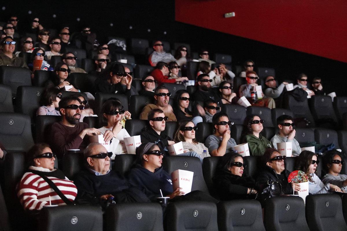 Espectadors amb pots de crispetes als Ocine de Girona durant la projecció d'"Avatar"