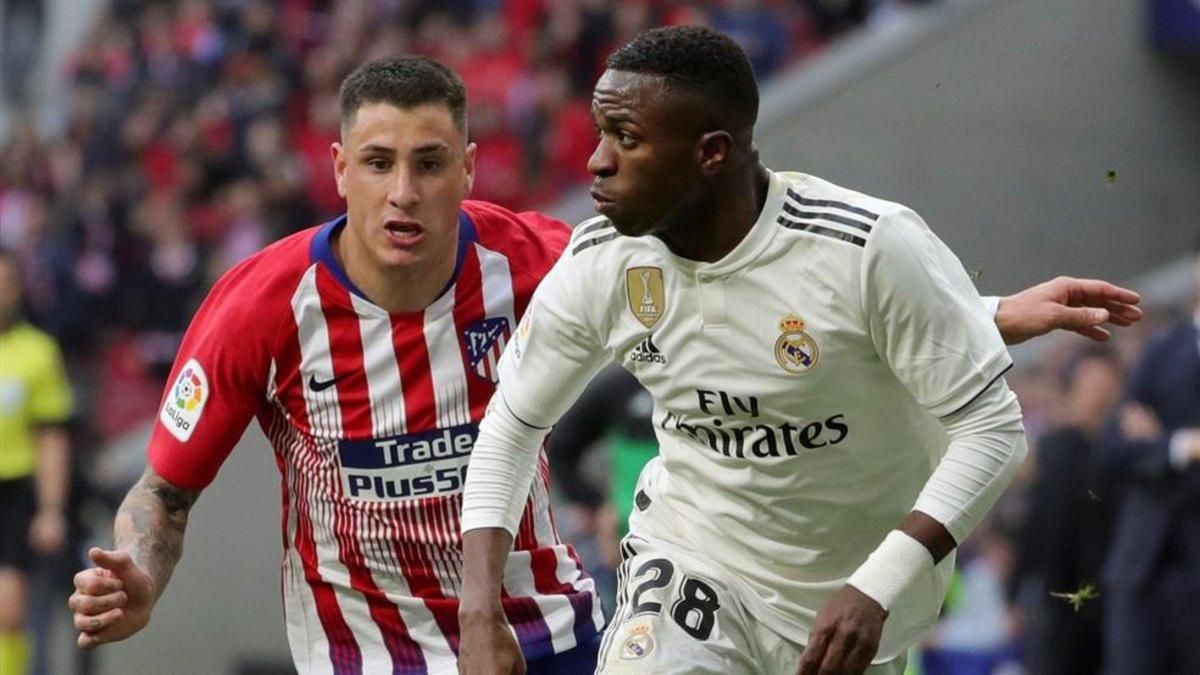 José María Giménez se vio superado por Vinicius en la acción del penalti