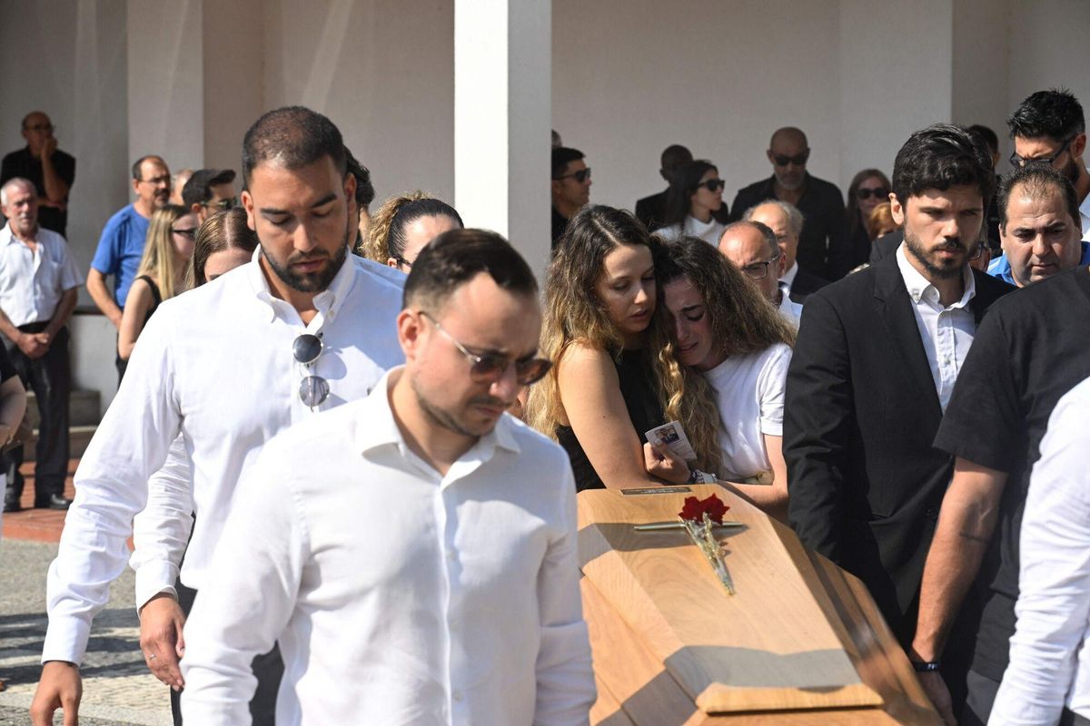 Rute Cardoso, la viuda de Diogo Sota, acompañada de su hermana tras el féretro que portaban algunos compañeros de su difunto marido.