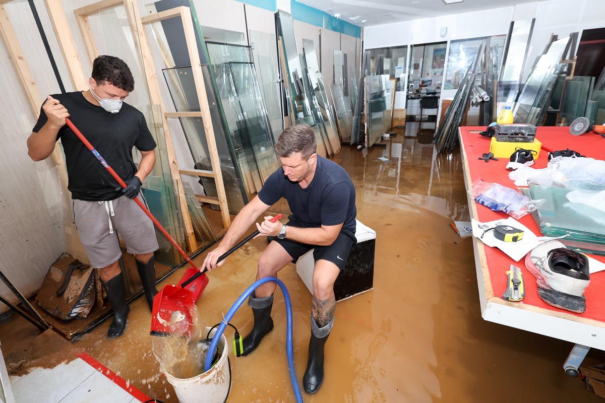 Todas las imágenes de los trabajos de limpieza en los locales de Ibiza inundados por el temporal
