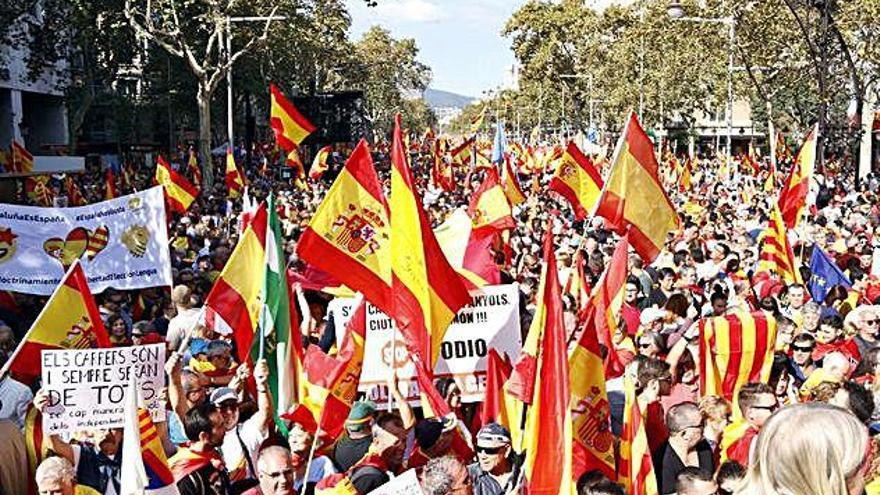 El passeig de Gràcia en plena manifestació de Societat Civil Catalana.