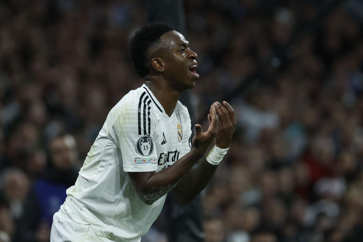 Vinicius protesta al árbitro durante el partido