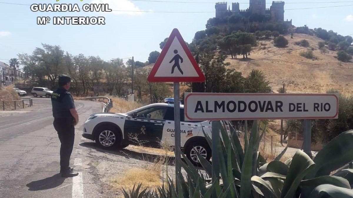 Agentes de la Guardia Civil, en Almodóvar del Río.