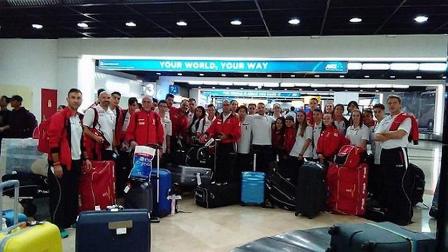 La expedición española, a su llegada al aeropuerto de Yakarta.