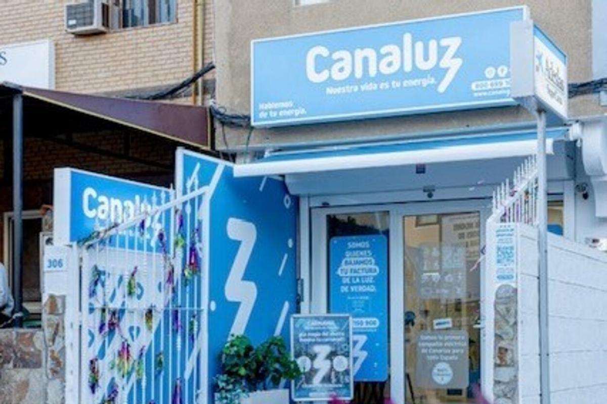 La tienda de Canaluz Vecindario luce estos días una decoración especial inspirada en el Carnaval de Santa Lucía de Tirajana, en una propuesta elegante y luminosa diseñada por la interiorista, Hada Casado