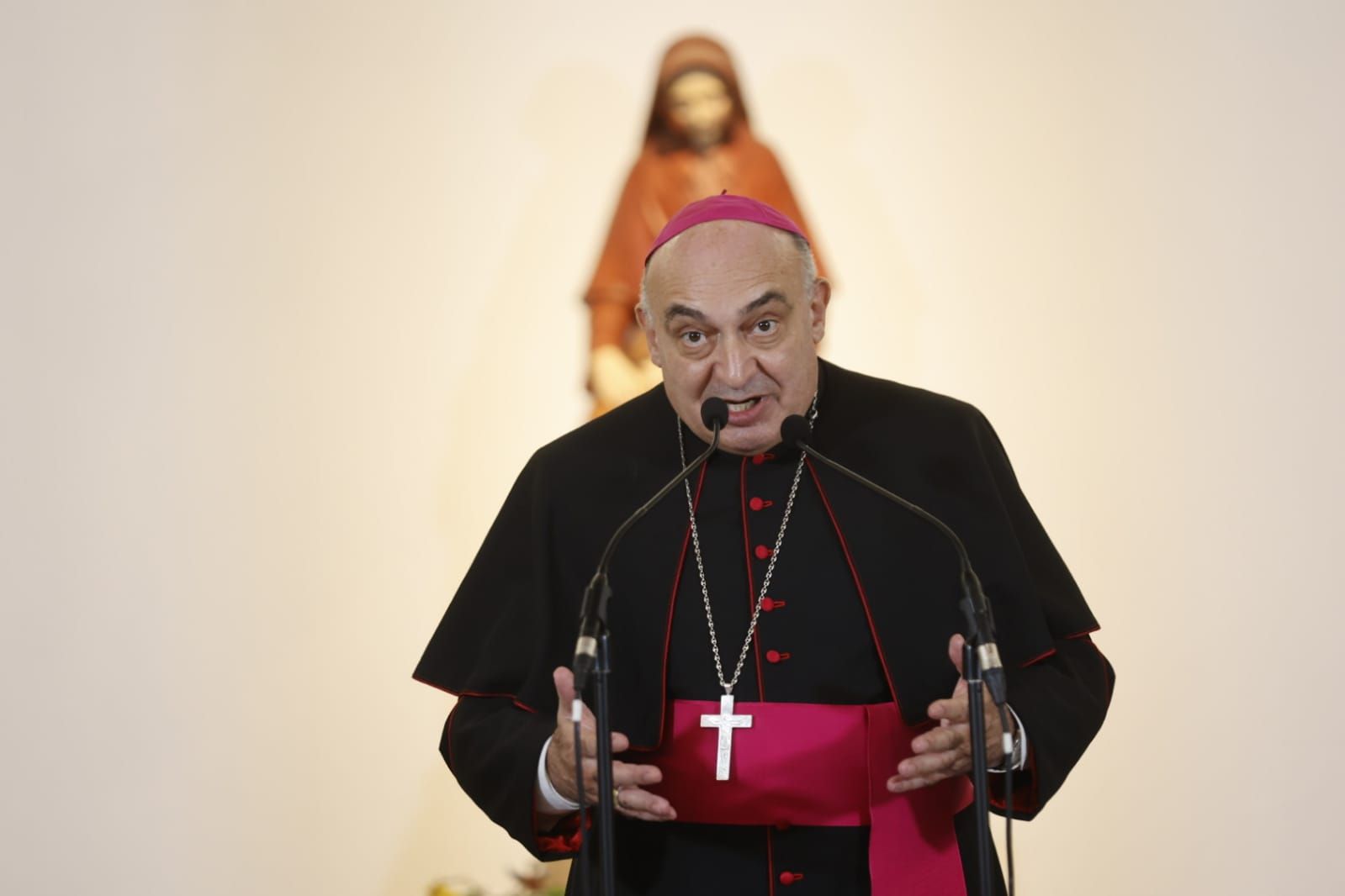 El nuevo arzobispo, Enrique Benavent, en el colegio Jesús-María