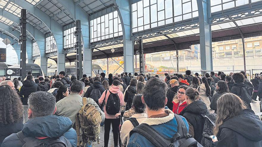 Los retrasos del tren se convierten en rutina y afectan a cientos de trabajadores y estudiantes