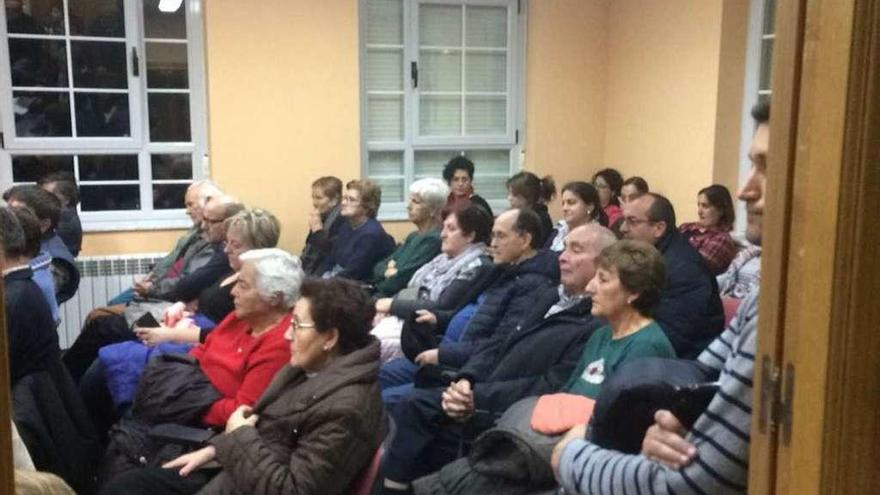 Personas que acudieron al encuentro sobre temas sanitarios celebrado en Morales el pasado jueves.