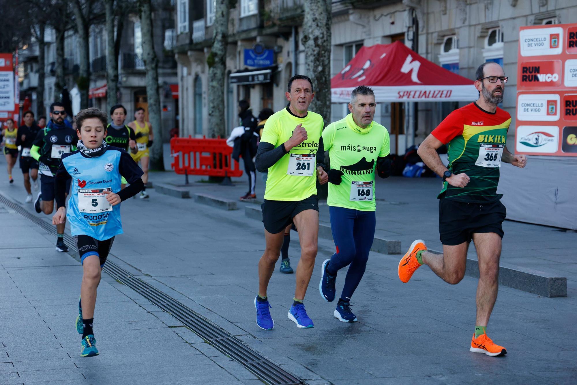 Pisadas de altura en Vigo: cientos de corredores suben O Castro