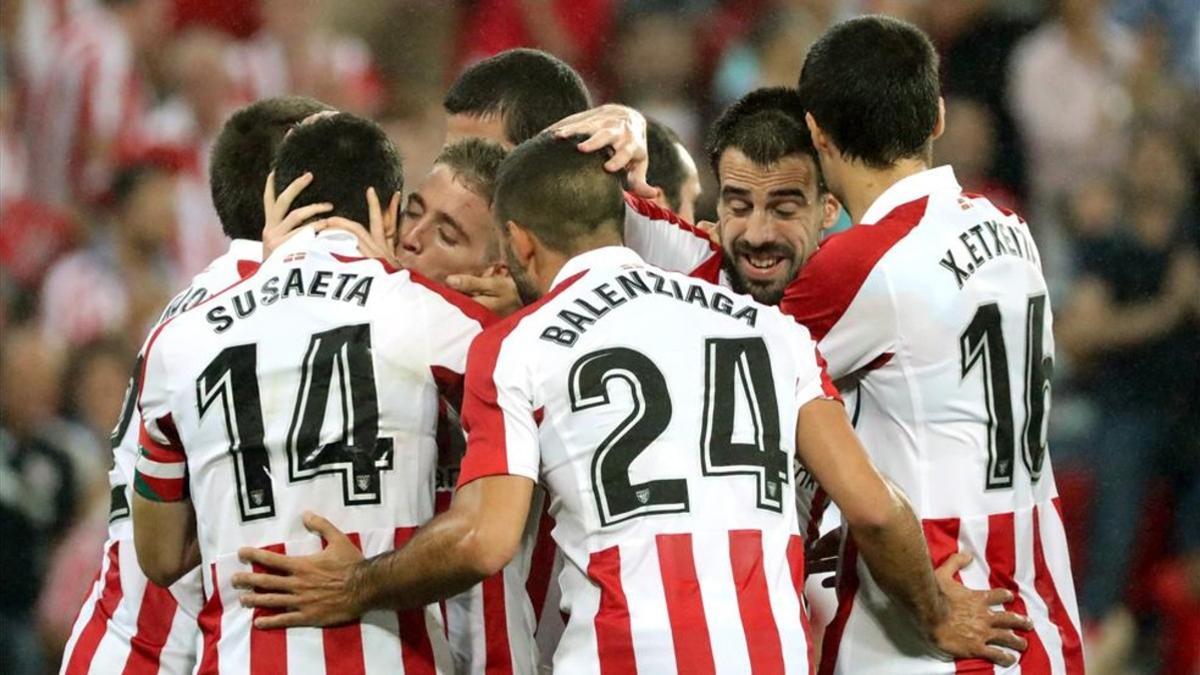 Los jugadores del Athletic celebran el gol de Muniain