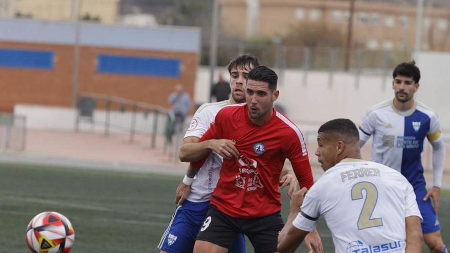 Raúl Robles, del Racing Mar Menor, contra La Unión.