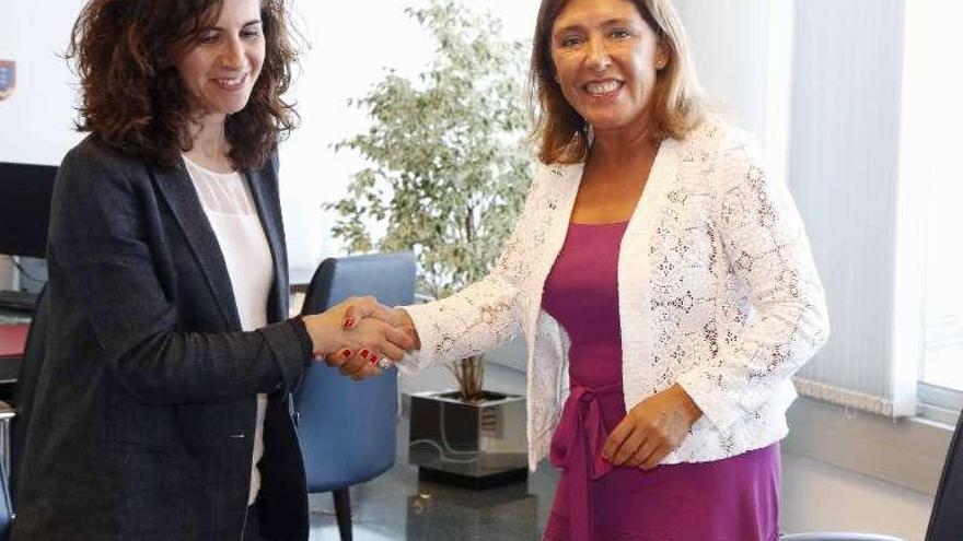 Cristina Correa y Beatriz Mato, ayer tras firmar en convenio.