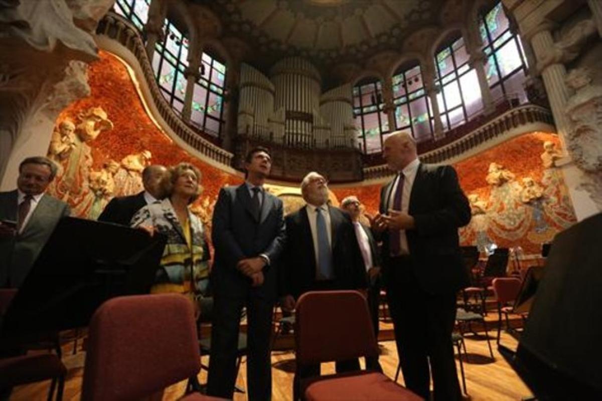 Visita 8 La presidenta del Palau de la Música, Mariona Carulla, amb Soria (al centre) i Arias Cañete, visitant l’auditori abans de la sessió.