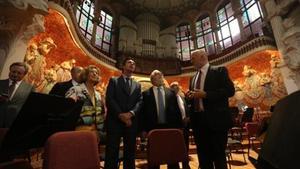 Visita 8 La presidenta del Palau de la Música, Mariona Carulla, amb Soria (al centre) i Arias Cañete, visitant l’auditori abans de la sessió.