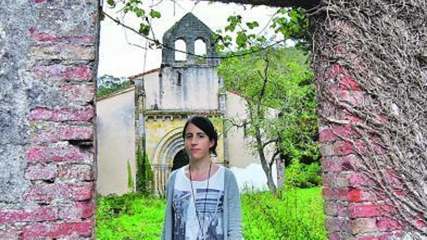 María de la Vega, ante el monasterio de San Antolín de Bedón. / r. d.