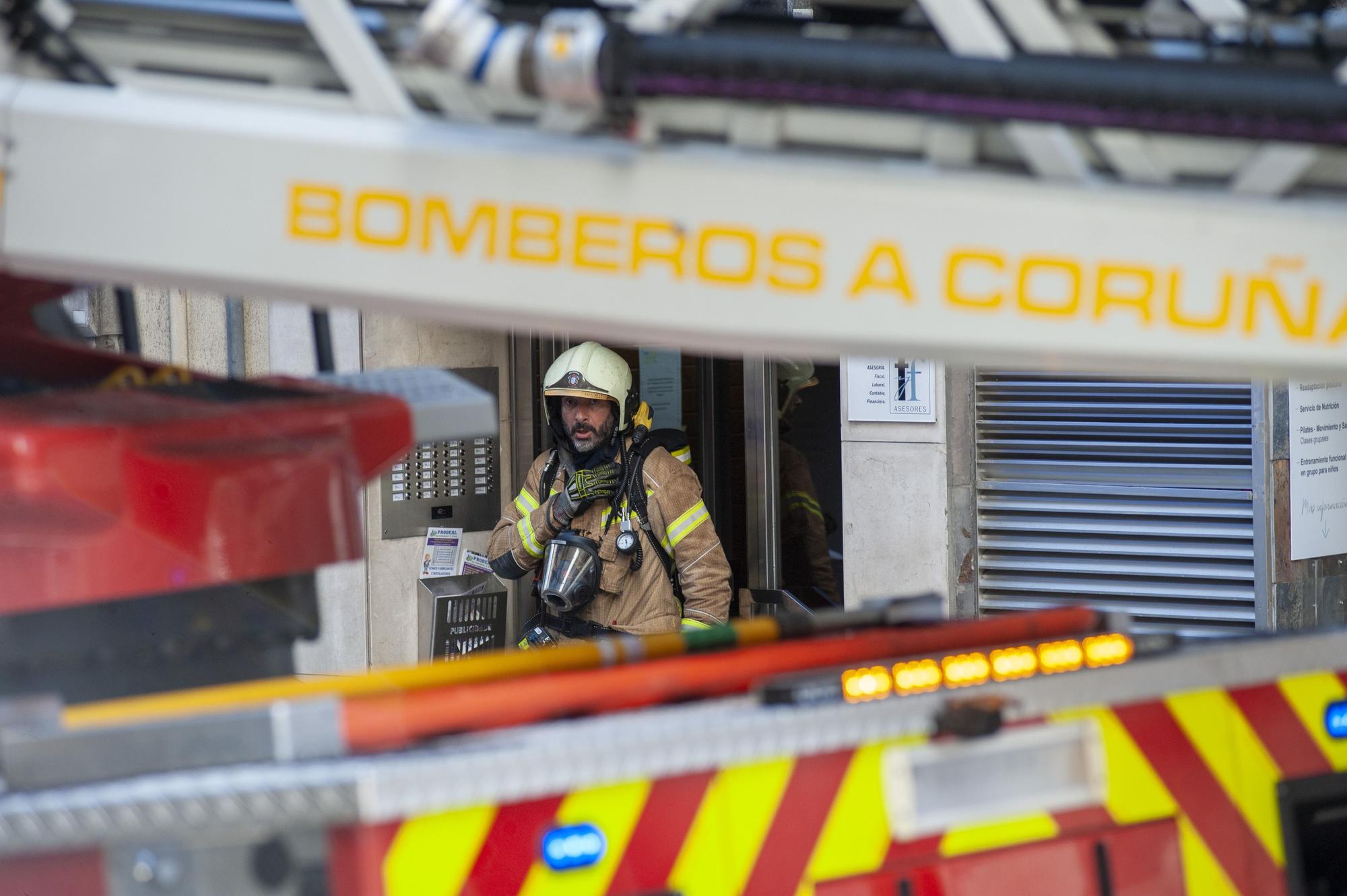 Los bomberos sofocan un incendio en una vivienda de Costa da Unión con Pla y Cancela