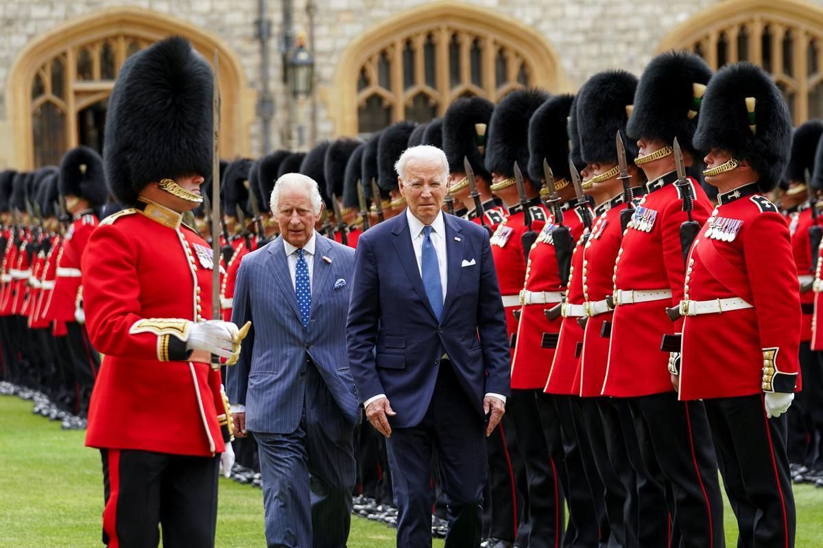 El presidente de los Estados Unidos, Joe Biden, es recibido por el rey Carlos III de Gran Bretaña durante una ceremonia de bienvenida en el Castillo de Windsor