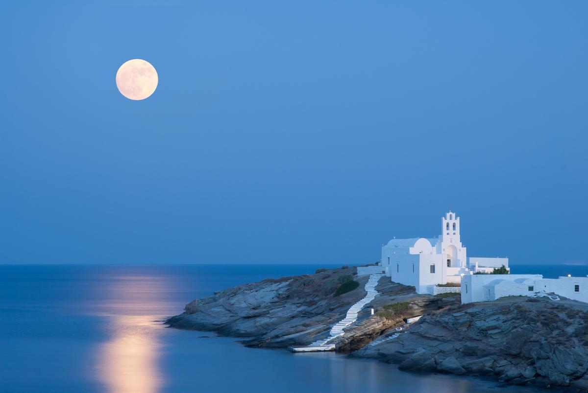 Observar la luna llena sobre las Islas Cícladas, especialmente desde lugares menos conocidos como Sifnos, es un espectáculo mágico
