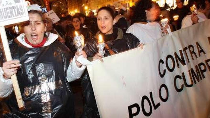 Manifestación, ayer, de empleados de Povisa.  // Ricardo Grobas