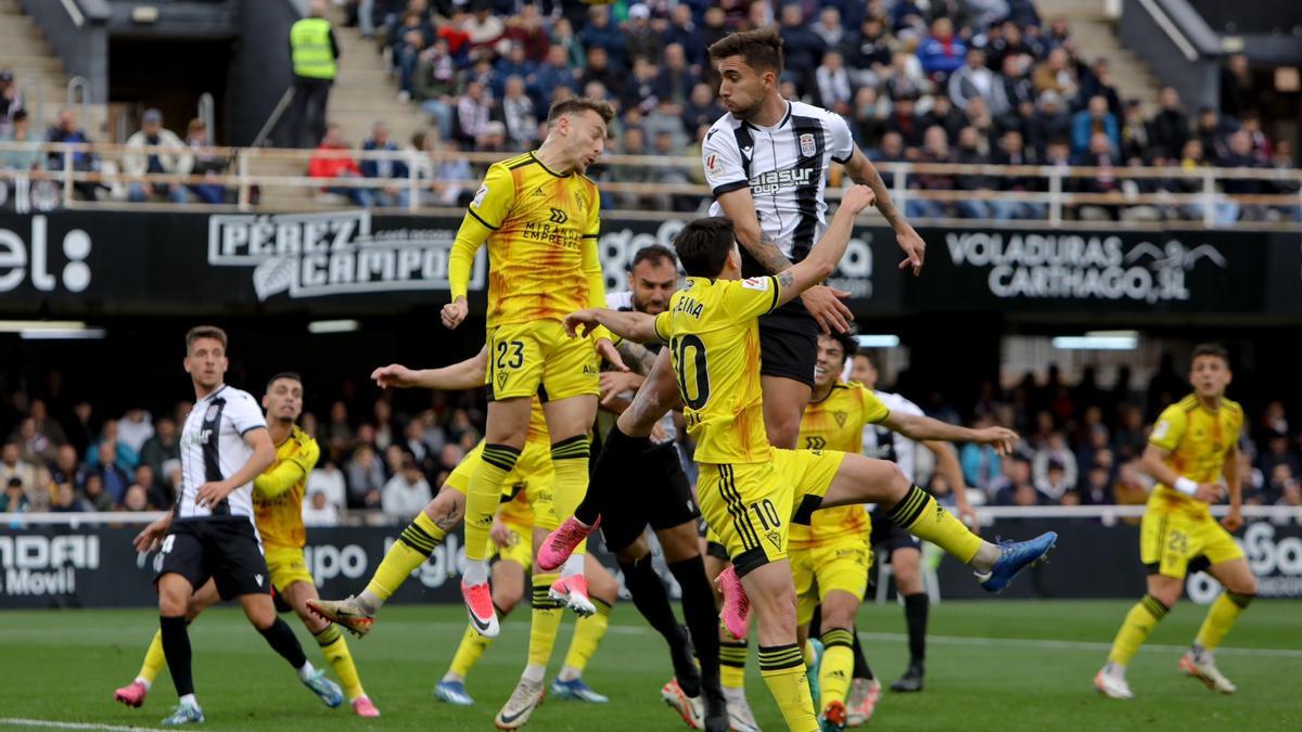 Darío Poveda, goleador de hoy, remata un centro de cabeza