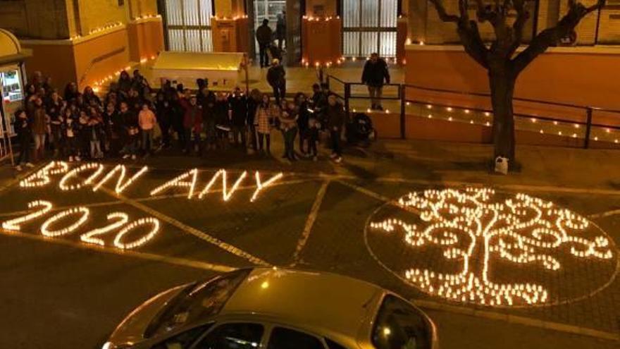 Montaje realizado con velas ante el mercado.