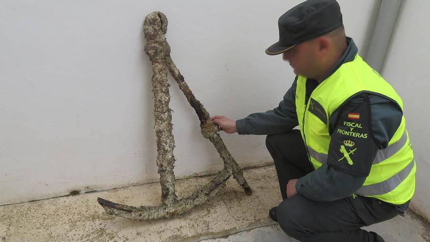 Sorprendidos cuando portaban en patinete en Portitxol un ancla expoliada del siglo XIX