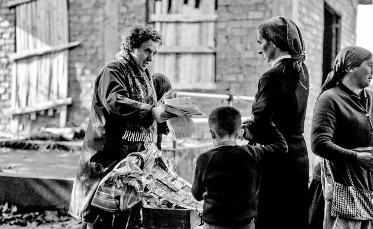 Vendedora de contos na feira de Ordes (Ordes, 1966).