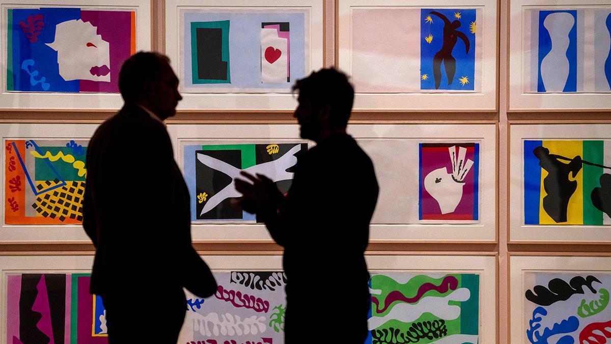 Dos visitantes, ante las láminas de 'Jazz' (1947), en la exposición 'Chez Matisse, en CaixaForum Barcelona'