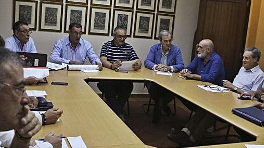 Josué Crespo (tercero por la derecha) se estrenó en el Consejo Rector de la Junta.