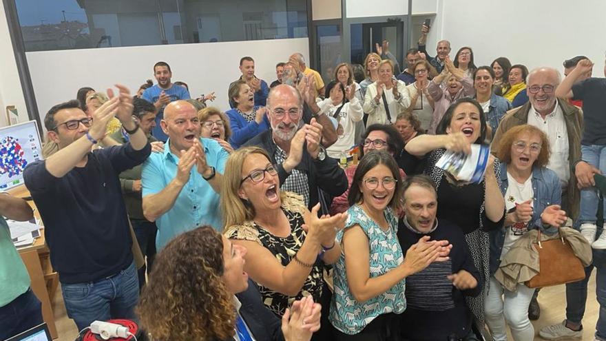 Celebraciones de los populares, con Almuiña en el centro, ayer en la sede del PP de Baiona.