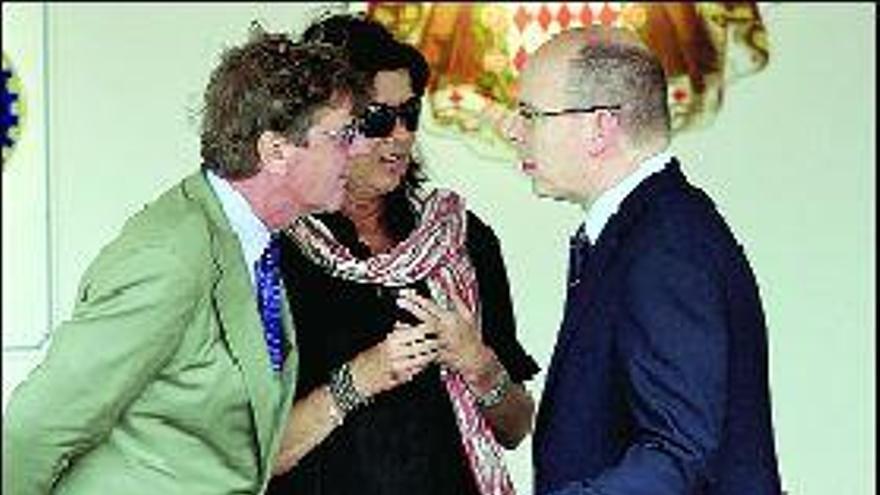 El príncipe Alberto de Mónaco, a la derecha; su hermana Carolina, y el esposo de ésta, Ernesto de Hannover, charlan durante la ceremonia de los premios.