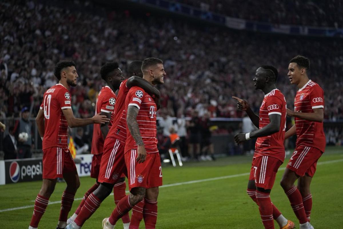 Lucas Hernández es felicitado por sus compañeros tras marcar el 1-0 del Bayern al Barça.