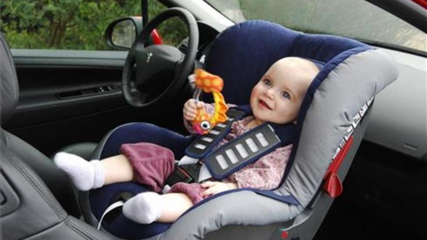 Llevar a los niños en la silla del coche con el abrigo puesto afecta a su seguridad