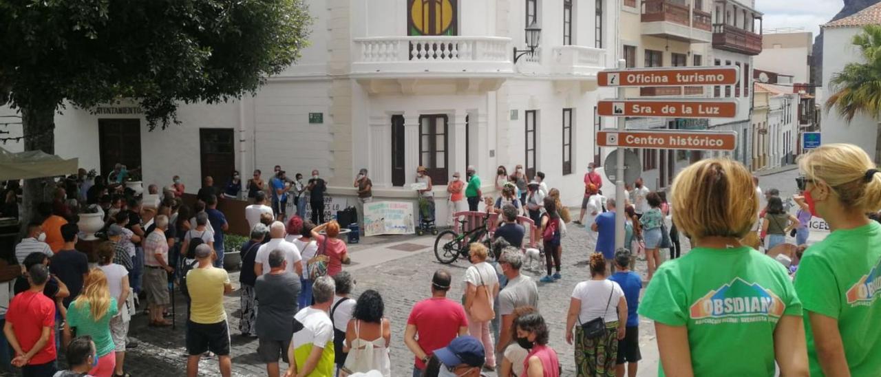 La Plataforma Los Silos-Isla Baja protestó en julio de 2021 contra la conexión de Garachico al emisario comarcal.
