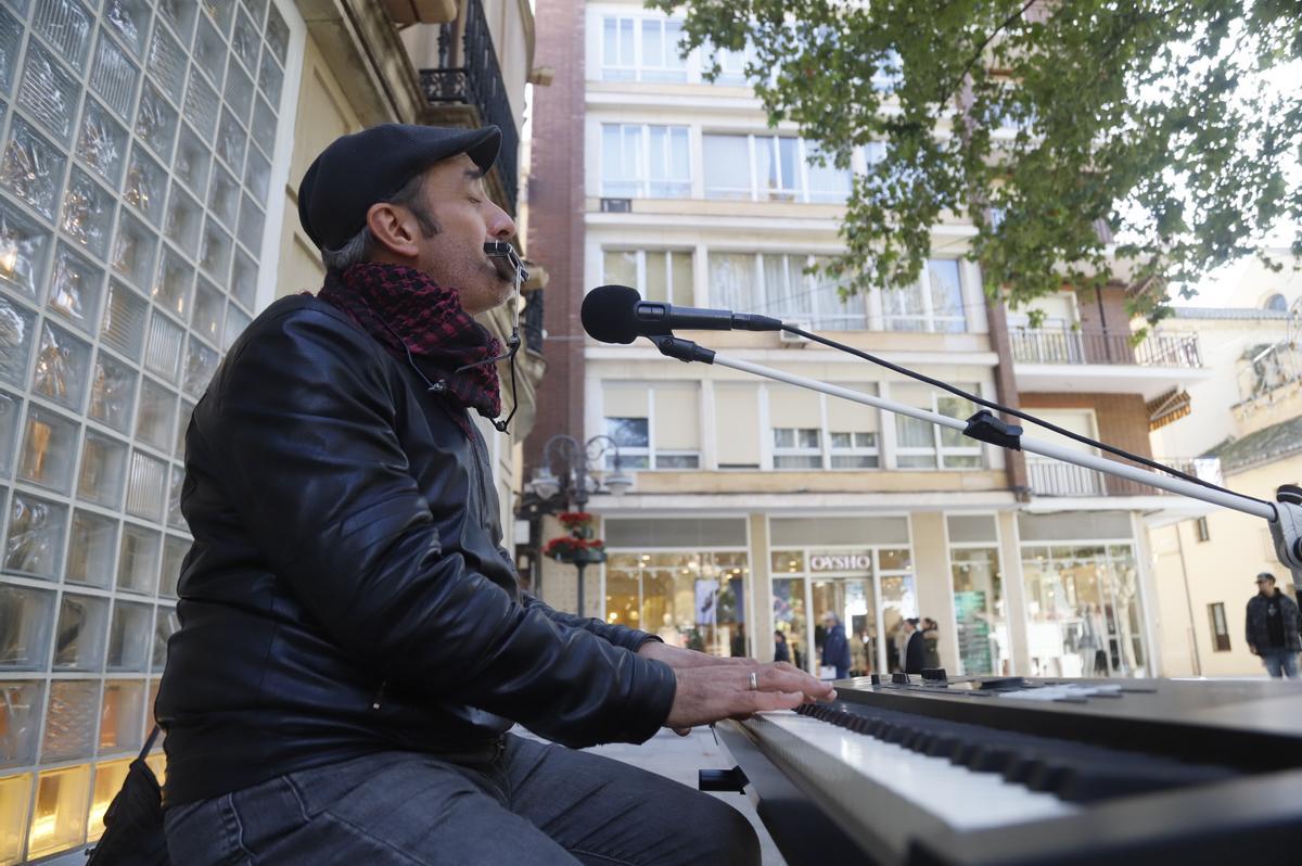 Carlos Puya, con el teclado y la armónica, en el Bulevar Gran Capitán.