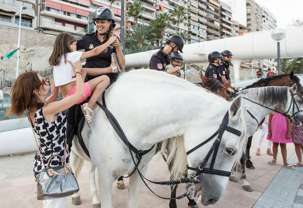 Los agentes se convierten en una atracción para los niños que se fotografían con ellos.