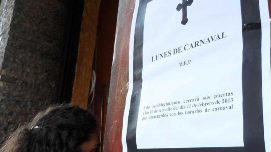 Una esquela alusiva al cierre de los locales de hostelería el lunes de Carnaval.