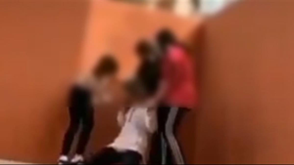 captura del video de la agresion de cuatro jovenes a una quinta en San Fernando  Cadiz  y grabado por una de ellas