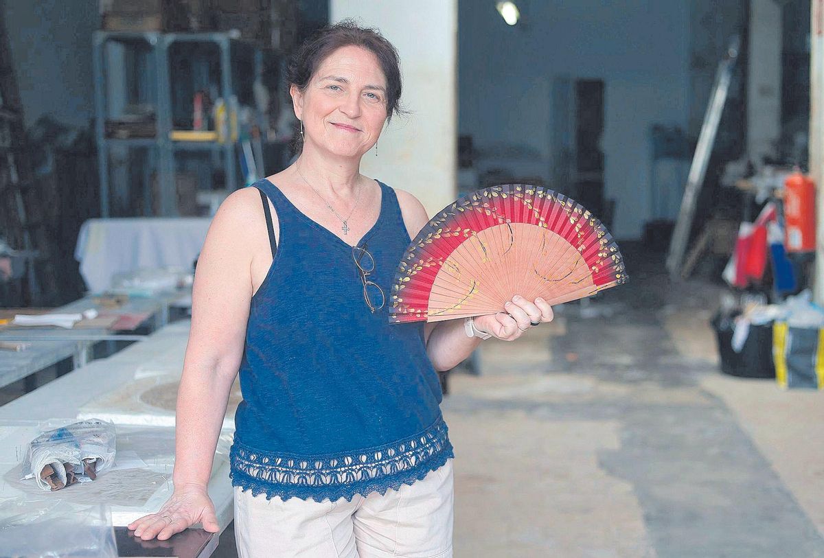 María Luisa Andrés con uno de sus diseños.