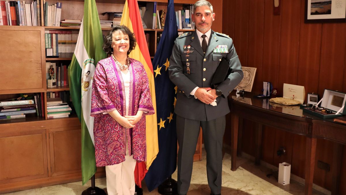 Rafaela Valenzuela y Ramón María Clemente Castrejón, este lunes, en la Subdelegación del Gobierno en Córdoba.